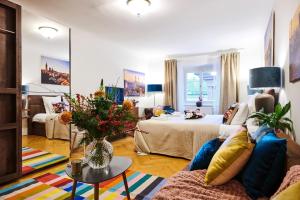 Posteľ alebo postele v izbe v ubytovaní Royal Route Residence