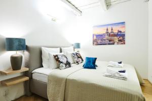 Posteľ alebo postele v izbe v ubytovaní Royal Route Residence