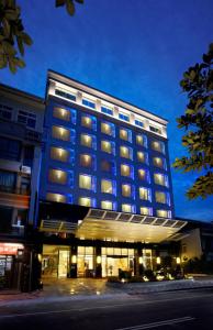 嘉義市的住宿－鈺通大飯店，一座大型蓝色建筑,在街上设有窗户