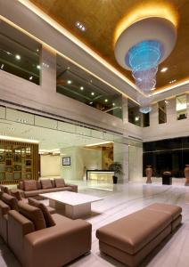 un vestíbulo con sofás y una mesa en un edificio en Yuh Tong Hotel, en Chiayi