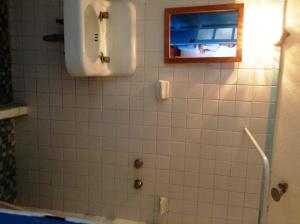 baño con lavabo y pared de azulejos en Hotel Santa Prisca, en Taxco de Alarcón