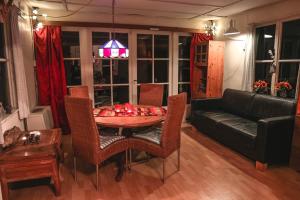 salon ze stołem i kanapą w obiekcie "Esdoorn" ontspannen in de hottub w mieście Norg