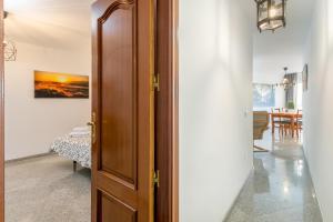 una porta che conduce a una sala da pranzo con tavolo di SF Carihuela Luxury Suite a Torremolinos