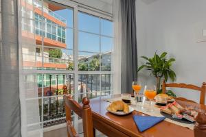 - une salle à manger avec une table et des verres à vin dans l'établissement SF Carihuela Luxury Suite, à Torremolinos