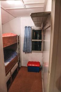 Uma ou mais camas em beliche em um quarto em "Esdoorn" ontspannen in de hottub