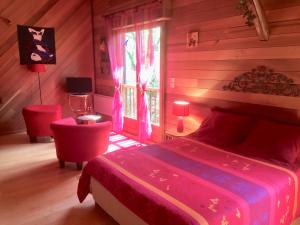 Un dormitorio con una cama grande y una ventana en Domaine du Val de Soux, en Montgaillard-de-Salies