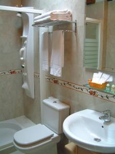 A bathroom at Hotel Aldama Golf