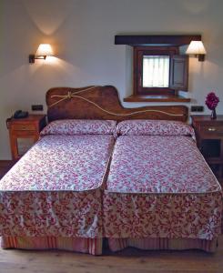 A bed or beds in a room at Hotel Aldama Golf