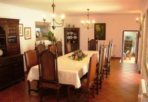 Un comedor con una mesa y algunas sillas. en Villa Barq, en Barcelos