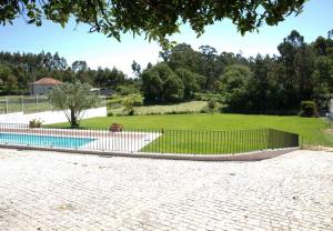 une clôture autour d'une piscine dans une cour dans l'établissement Villa Barq, à Barcelos