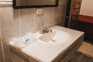 un lavandino in bagno con spazzolino da denti sopra di Hotel Javy a Liberia