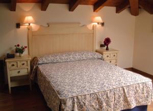 A bed or beds in a room at Hotel Aldama Golf