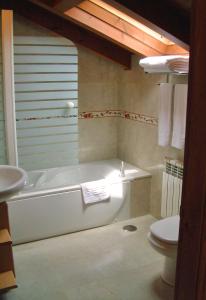 A bathroom at Hotel Aldama Golf