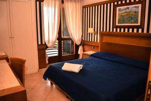 En eller flere senger på et rom på Hotel Miravalle