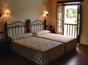 A bed or beds in a room at Hotel Aldama Golf
