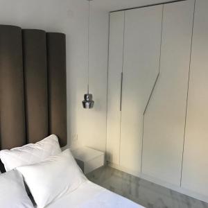 - une chambre avec un lit et une armoire blanche dans l'établissement Casa Bianca, à Herceg-Novi
