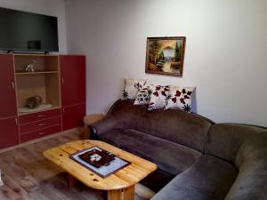 un soggiorno con un divano e un tavolino da caffè di Guesthouse Ramović a Zlatibor