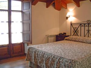 A bed or beds in a room at Hotel Aldama Golf