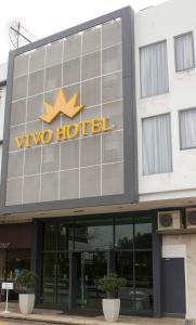un hôtel avec un panneau sur le côté d'un bâtiment dans l'établissement Vivo Hotel, à Kuantan