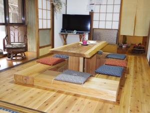Televízia a/alebo spoločenská miestnosť v ubytovaní Guest House Motomiya