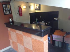 cocina con encimera y extintor de incendios en The Hill Ungasan, en Uluwatu