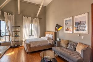 Tempat tidur dalam kamar di Ocean Luxury Lofts and Suites