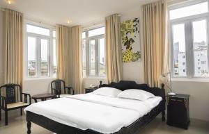 Postel nebo postele na pokoji v ubytování Hue Nino Hotel