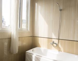 Koupelna v ubytování Hue Nino Hotel + 64 fotografií