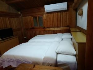 Postel nebo postele na pokoji v ubytování Jinsha Cultural Village