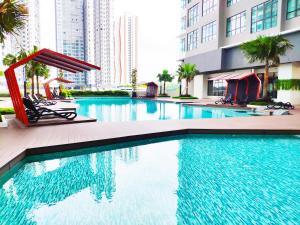 Bazén v ubytování NETFLIX# Conezion IOI Resort City by Salaam Suites nebo v jeho okolí