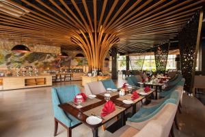 uma sala de jantar com uma mesa longa e cadeiras em Aruna Senggigi Resort & Convention em Senggigi