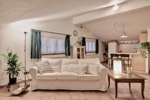 a living room with a white couch and a table at A casa di Cinzia in Forte dei Marmi