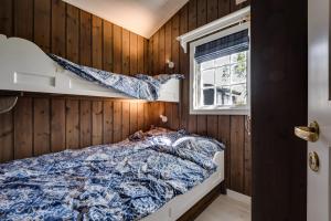 1 dormitorio con cama y ventana en Bitigrenda K en Beitostøl