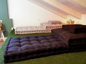 two large ottomans in a living room with at Cosmopolitan Central Rooms in Bologna