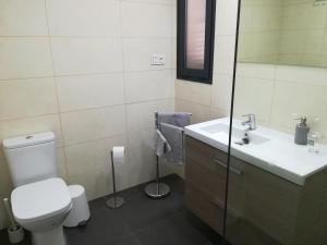 A bathroom at Marta & Lorenzo Apartment. Fuerteventura