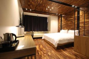 - une chambre avec un grand lit et une télévision dans l'établissement Hotel Eco stay, à Jeonju