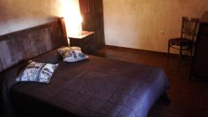 Casa Rural La Ossa tesisinde bir odada yatak veya yataklar
