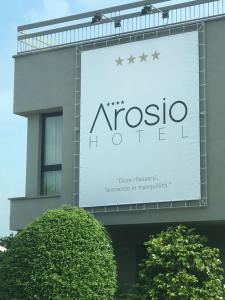 Certifikát, hodnocení, plakát nebo jiný dokument vystavený v ubytování Arosio Hotel