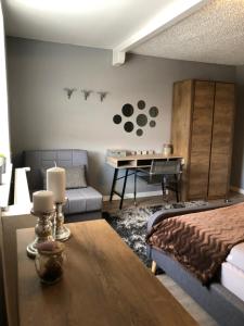 - un salon avec un lit et une table dans l'établissement Apartment Park, à Osijek