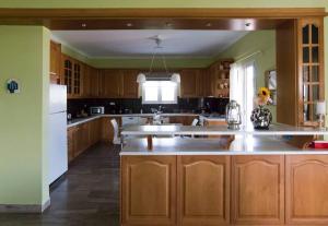 Dapur atau dapur kecil di Chara's Private Villa with Swimming Pool & jacuzzi