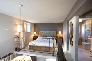 1 dormitorio con 1 cama con marco de metal en QK Costa58 Home Tower, en Florencia