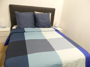 パリにあるParis Voltaireのベッド(青と灰色のシーツ、枕付)