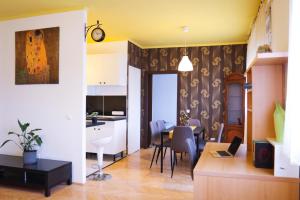 Televízia a/alebo spoločenská miestnosť v ubytovaní Palace Apartman - Minaret, Eger