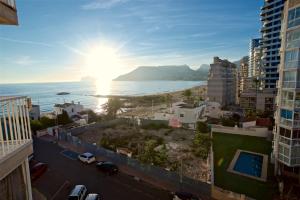 widok na ocean z miasta w obiekcie Hernando Sea Front Optic Fiber Internet Apartment w mieście Calpe