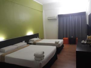 Een bed of bedden in een kamer bij Hotel Seri Malaysia Temerloh