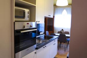 Kuchyňa alebo kuchynka v ubytovaní Palace Apartman - Minaret, Eger