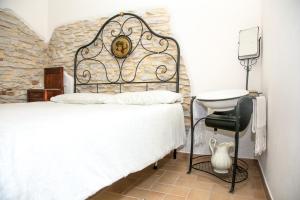 A bed or beds in a room at Casale di Nicolò