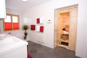 Koupelna v ubytování Hotel Garni Dorferwirt am Irrsee + 37 fotografií