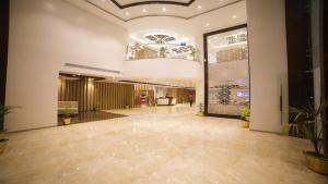 un vestíbulo de un edificio con techo en Dhamma Grand Hotel Resort, en Bodh Gaya