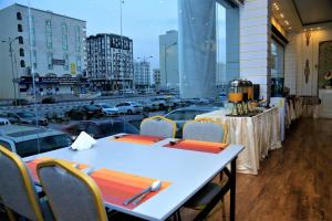 Restaurace v ubytování Al Dyafa Hotel Suites